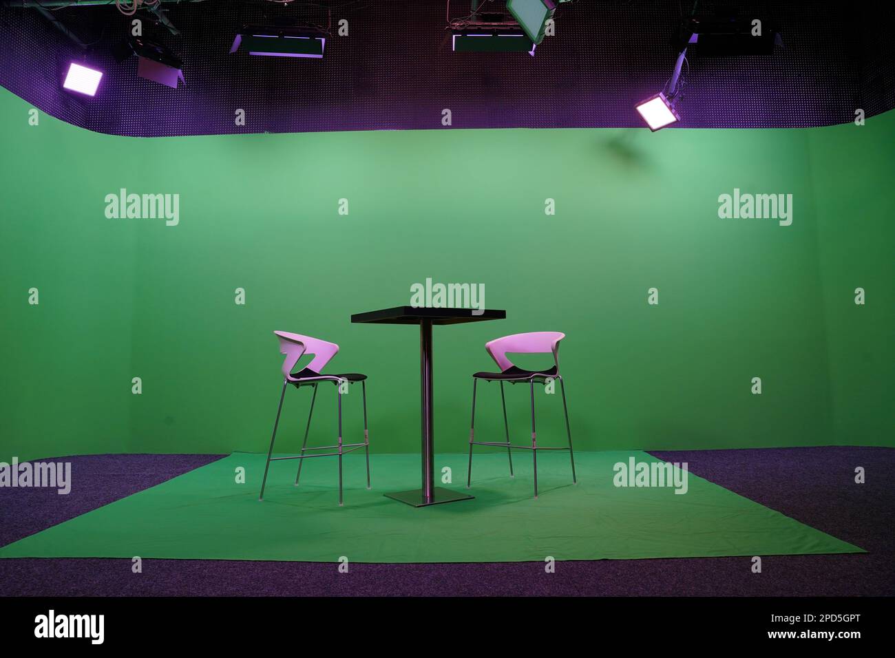 TV moderna interni Chroma Key Studio con schermo verde, luce, macchina fotografica e mobili. Studio di ripresa con attrezzatura professionale. Foto Stock