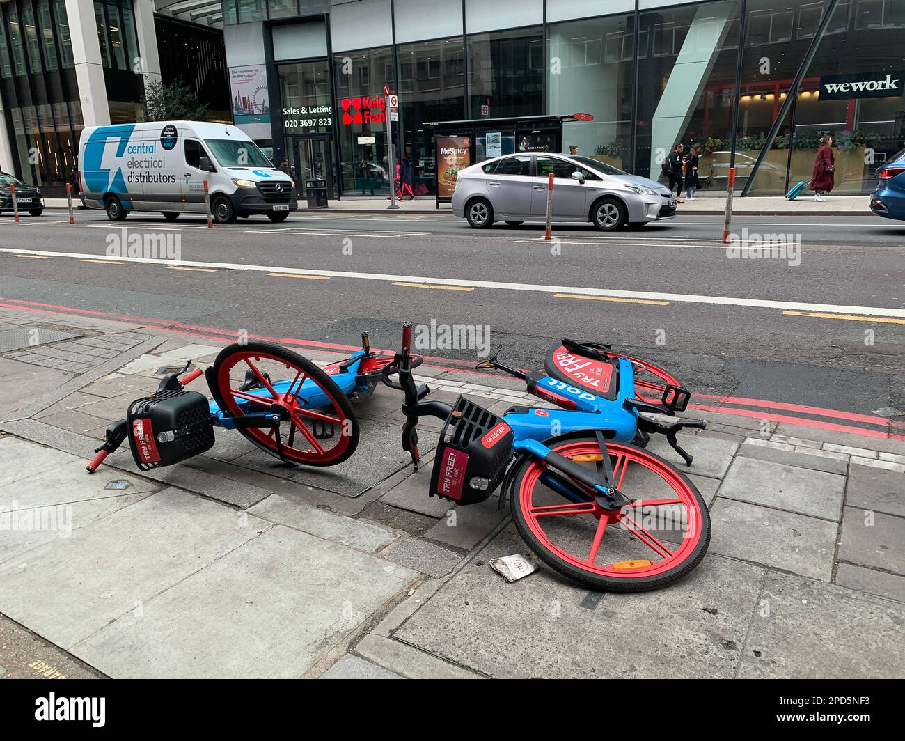 Londra, Regno Unito. 13th marzo, 2023. Le bici elettriche Dott. che sono libere di provare a sinistra chucked su un marciapiede a Londra causando un rischio di inciampare. Credito: Maureen McLean/Alamy Foto Stock