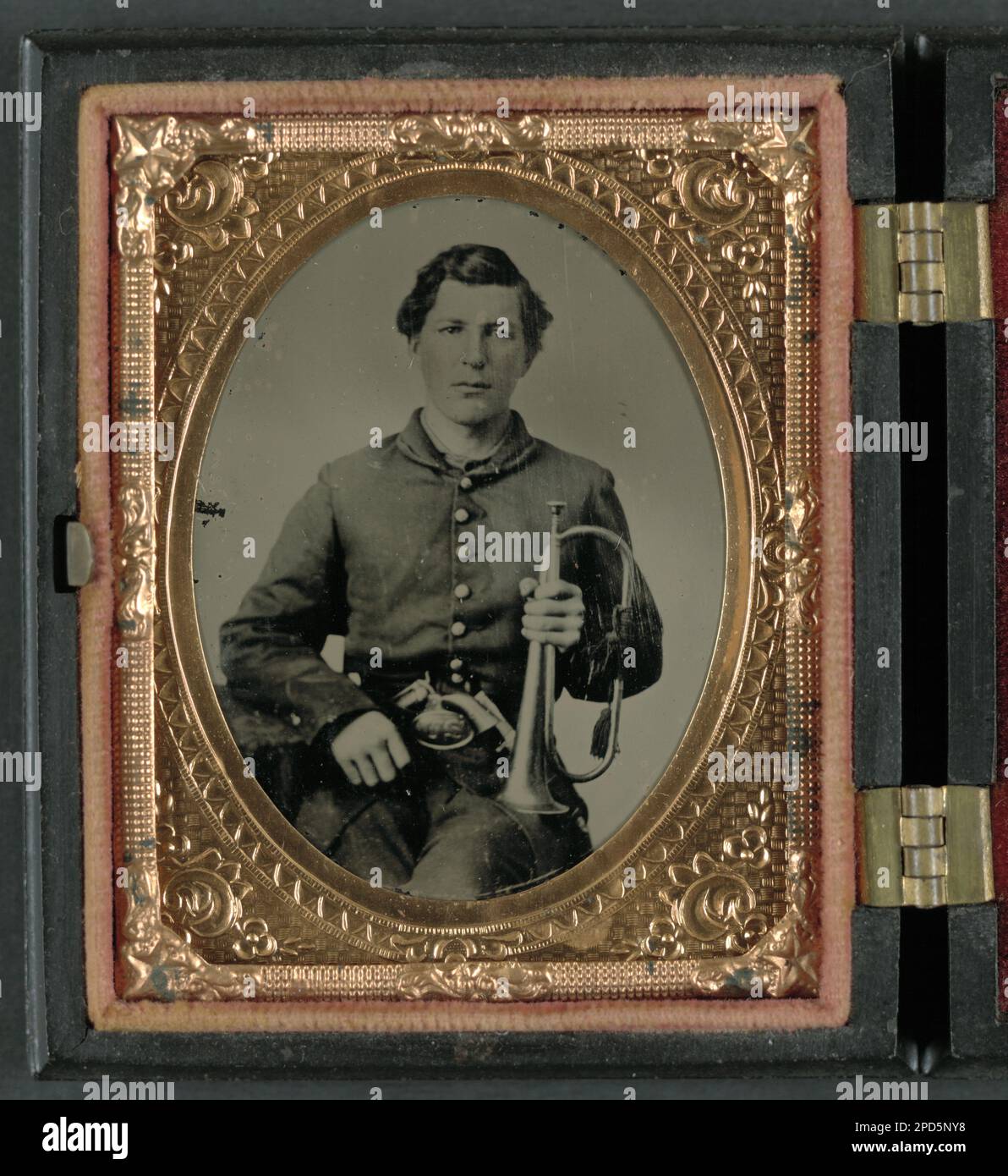 Soldato non identificato in uniforme Unione con bugle e pistola. Stati Uniti, Esercito, persone, 1860-1870, soldati, Unione, 1860-1870, uniformi militari, Unione, 1860-1870, Pistole, 1860-1870, Bugles, 1860-1870, musicisti, 1860-1870, Stati Uniti, Storia, Guerra civile, 1861-1865, Personale militare, Unione. Foto Stock