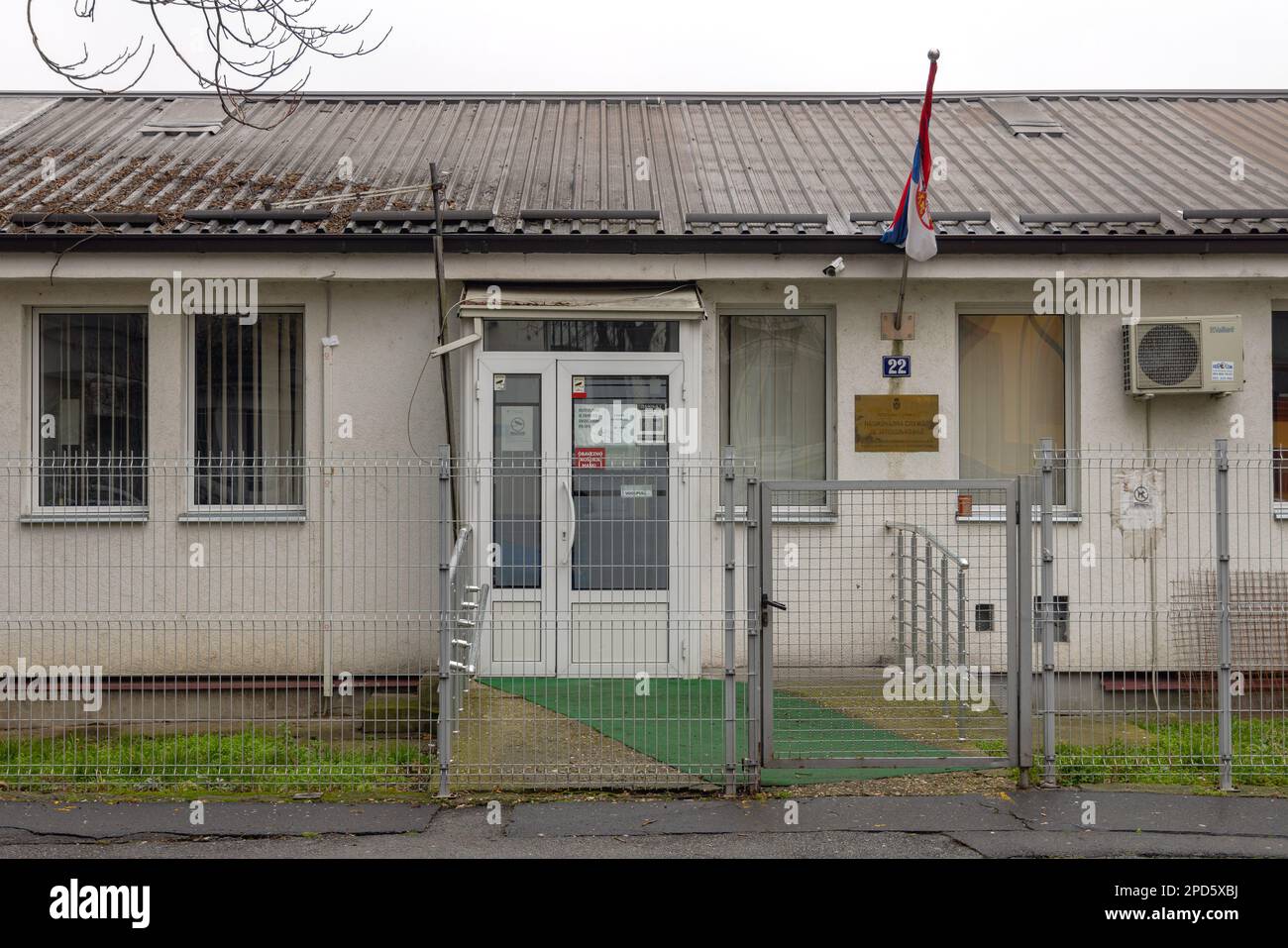 Belgrado, Serbia - 14 gennaio 2023: Ingresso all'edificio del servizio nazionale serbo per l'occupazione in via Lomina. Foto Stock
