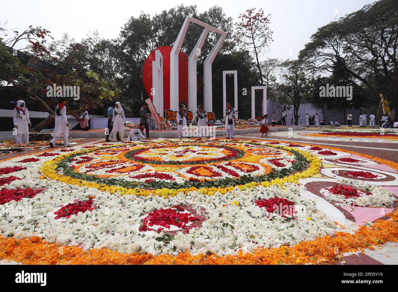 La nazione ha reso omaggio ai martiri del movimento linguistico del 1952 al Minar Shaheed Centrale di Dhaka nella prima ora del Martiri Day di martedì Foto Stock