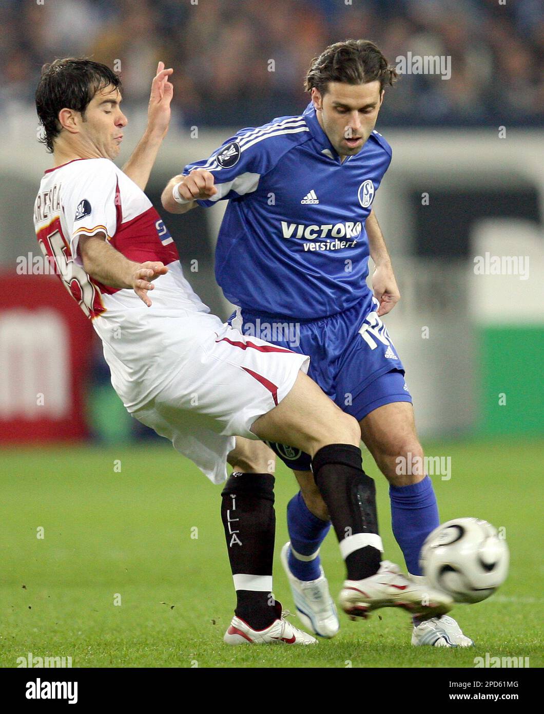 Schalke's Lincoln from Brazil, right, fights for the ball against Enzo Marcesca from Italy, left, of Sevilla during a UEFA Cup semi final first leg soccer match between German club FC Schalke 04 and FC Sevilla from Spain at the Veltins Arena in Gelsenkirchen, Germany, Thursday, April 20, 2006. (AP Photo/Michael Sohn) Foto Stock