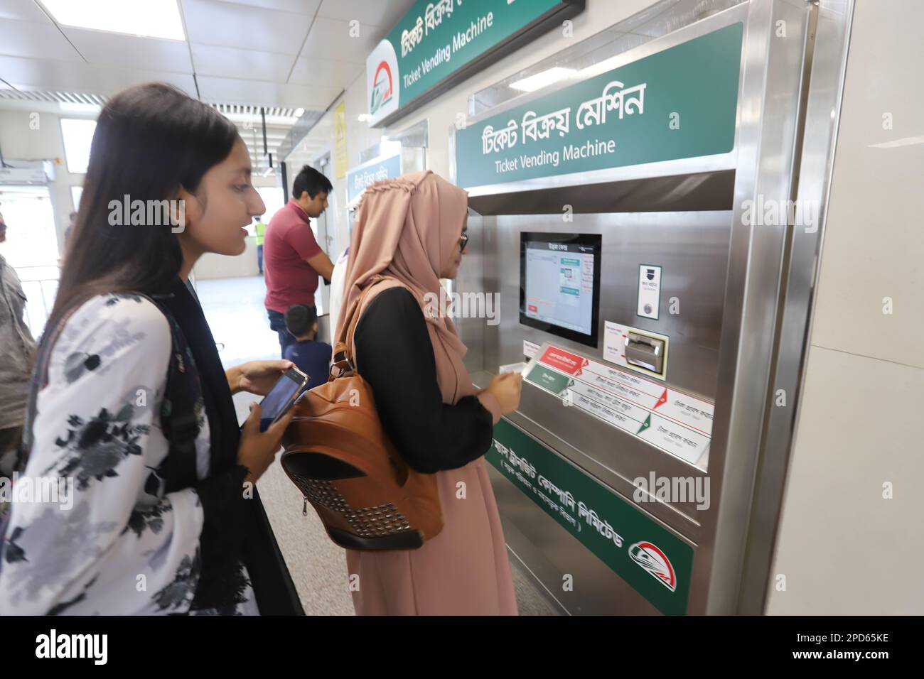 I passeggeri, per lo più persone che volevano vivere una nuova esperienza, viaggiano in treno metropolitano mentre il nuovo servizio di trasporto si apre al pubblico Dhaka Bangladesh Foto Stock