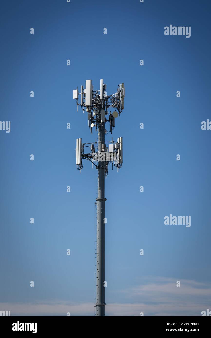 La torre del telefono cellulare riceve e trasmette segnali di comunicazione cellulare Foto Stock