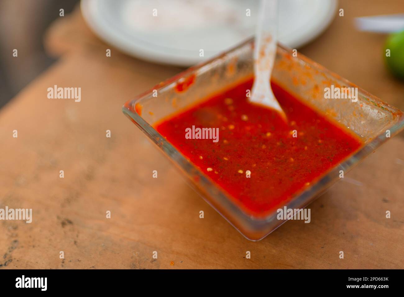 Una piccola ciotola di salsa calda fatta di peperoncini, una varietà selvatica di peperoncino, è visto messo sul tavolo in una fattoria vicino a Baviácora, Messico. Foto Stock