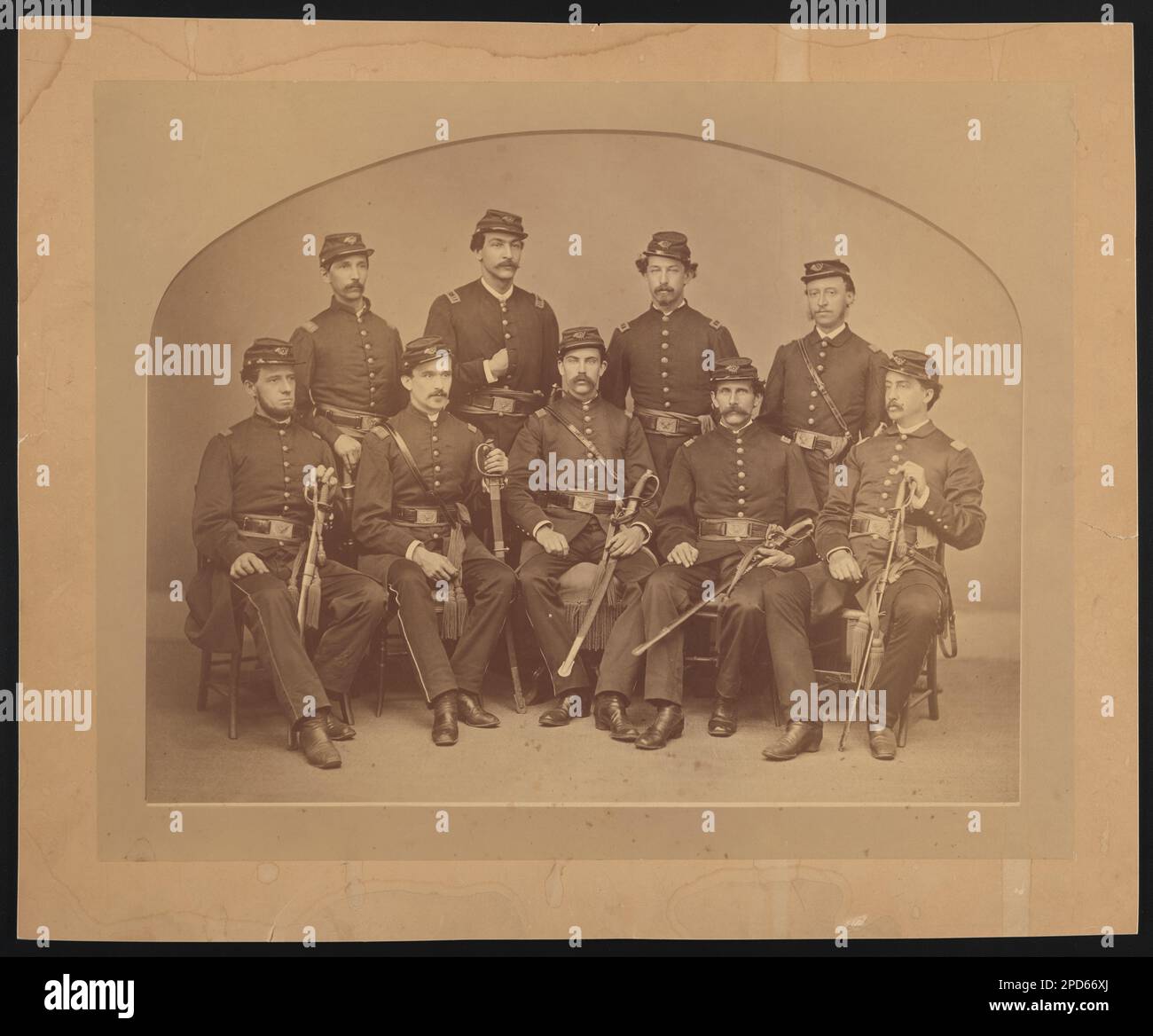 Nove ufficiali non identificati nelle uniformi dell'Unione con le spade. Liljenquist Famiglia Collezione di fotografie della Guerra civile , pp/liljpaper. Stati Uniti, Army, People, 1860-1870, Daggers & spade, 1860-1870, soldati, Unione, 1860-1870, ufficiali militari, Unione, 1860-1870, uniformi militari, Unione, 1860-1870, Stati Uniti, Storia, Guerra civile, 1861-1865, personale militare, Unione. Foto Stock