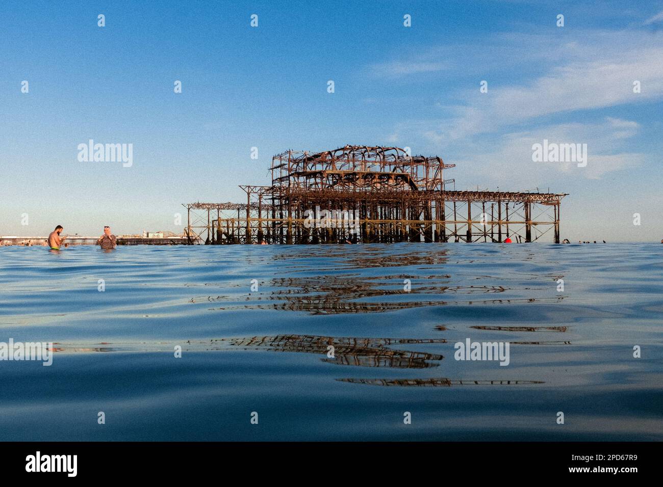 Il West Pier con la bassa marea, Brighton Beach - Brighton & Hove, East Sussex, Regno Unito Foto Stock
