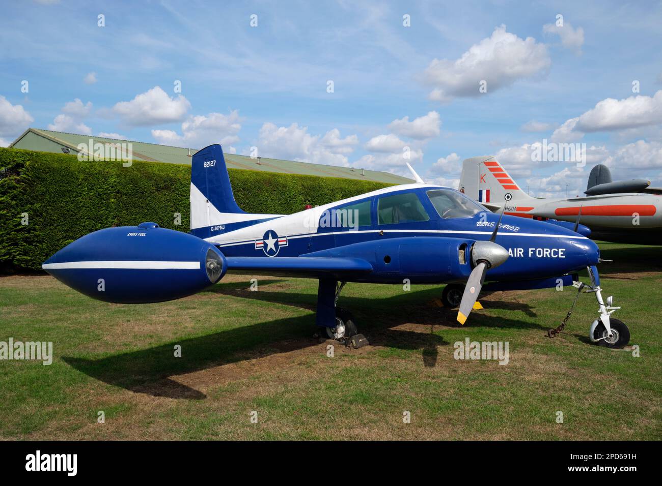 Un Cessna 310A in mostra al Newark Air Museum, Nottinghamshire, Inghilterra. È stato riverniciato come un aereo USAF U-3A 'Blue Canoe'. Foto Stock