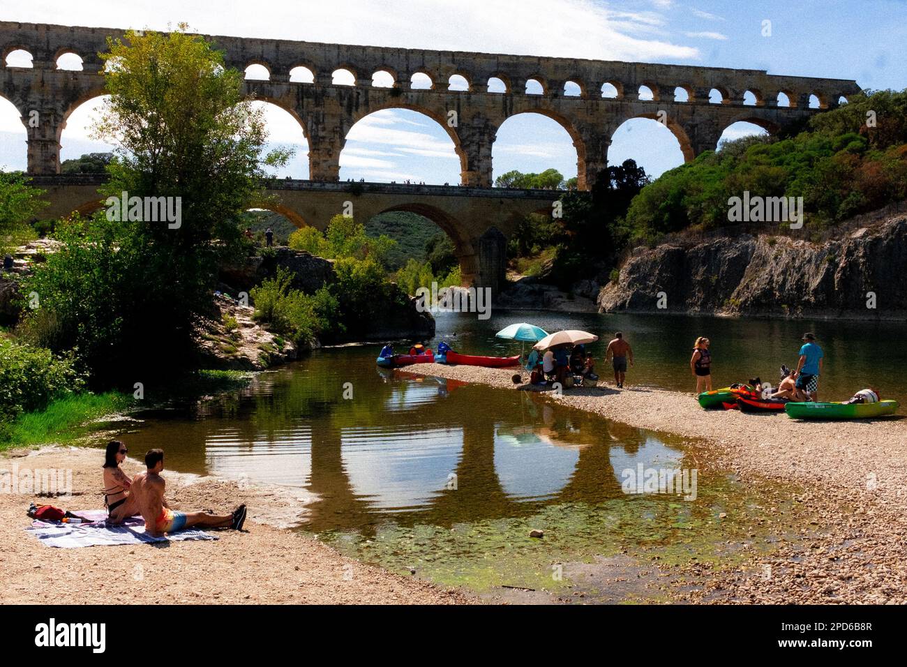 Pont Du Gard - antico ponte dell'acquedotto romano che attraversa il fiume Gardon a Vers-Pont-du-Gard, Francia Foto Stock