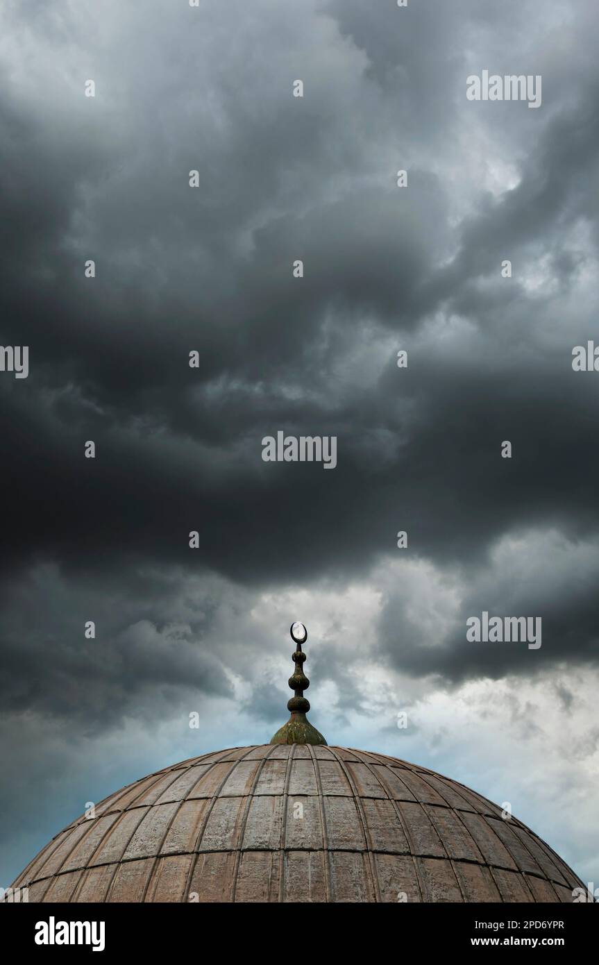 Una cupola di una delle molte Moschee di Istanbul sullo sfondo di un cielo sovrastato. Foto Stock