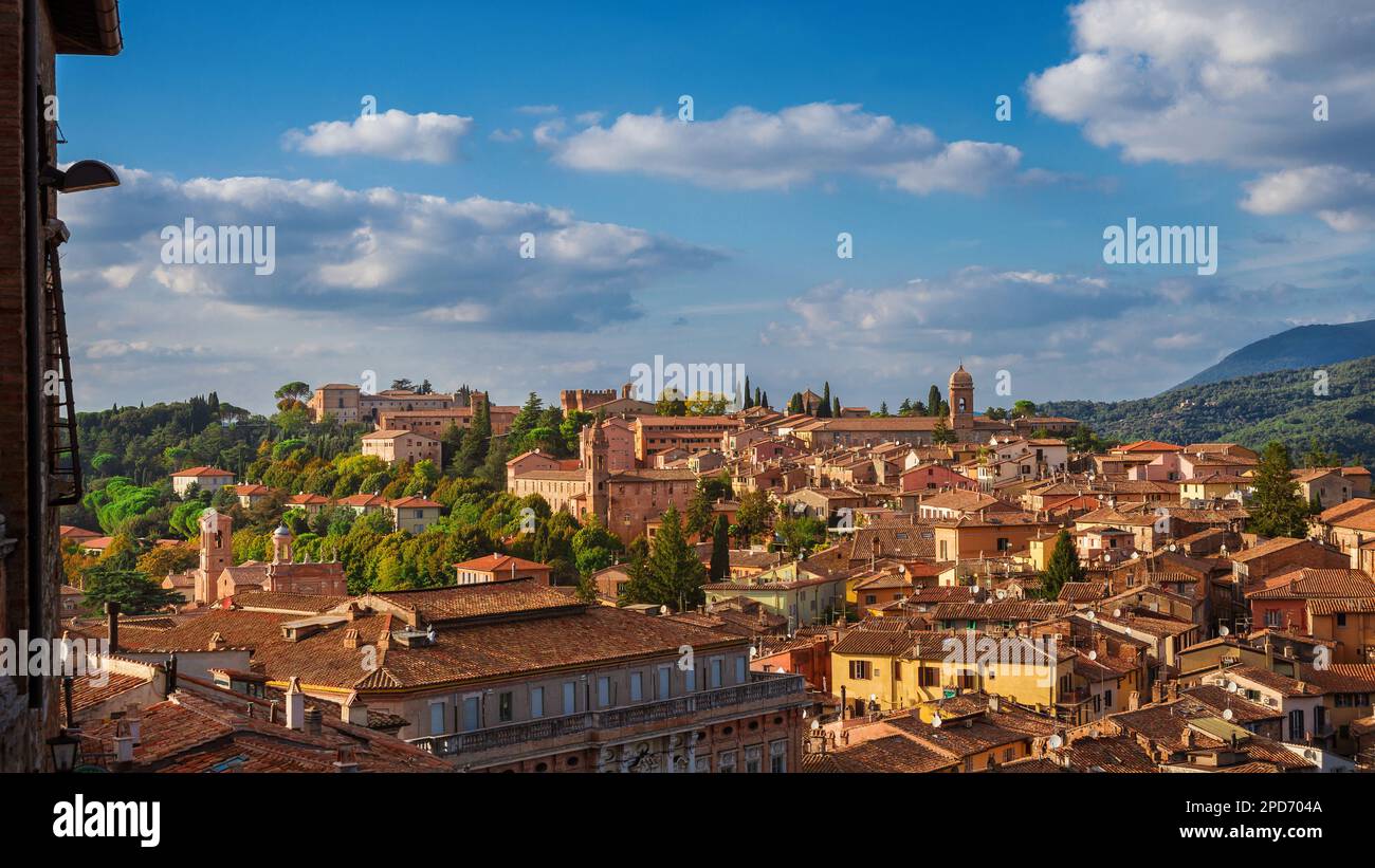 Il centro storico di Perugia si affaccia sulla terrazza panoramica di porta Sole Foto Stock