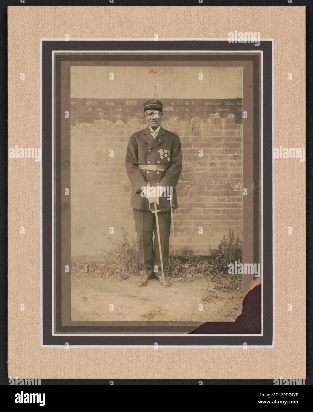 Veterano della guerra civile afro-americana non identificato in divisa Grand Army of the Republic con medaglie e spada. Liljenquist Famiglia Collezione di fotografie della Guerra civile , pp/liljvet. Stati Uniti, Esercito, persone, 1900-1920, Grande Esercito della Repubblica, persone, 1900-1920, Afro-Americani, Servizio militare, Veterans, Union, 1900-1920, Stati Uniti, Storia, Guerra civile, 1861-1865, Veterani, Unione. Foto Stock
