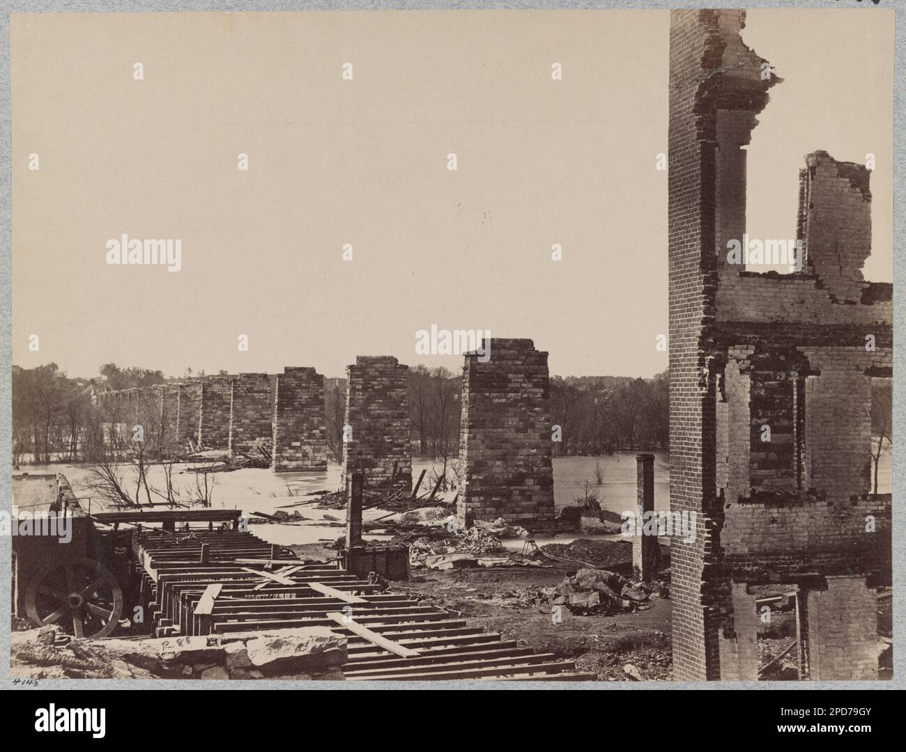 Rovine di Richmond e il ponte ferroviario di Petersburg, Richmond, Virginia, aprile 1865. Piastra n. 88, titolo dalla voce, Illus. In: Libro fotografico della guerra di Gardner / Alexander Gardner. Washington, D.C. : Philp & Solomons, [c1866], v. II, pl. 88, Gift; col. Godwin Ordway; 1948. Railroad Bridges, Virginia, Richmond, 1860-1870, Stati Uniti, History, Civil War, 1861-1865, Destruction & pillage, Stati Uniti, Virginia, Richmond. Foto Stock