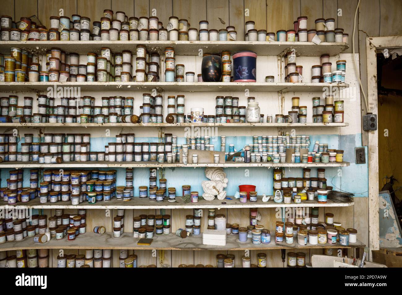 Centinaia di bottiglie di vernice ceramica sugli scaffali. Foto Stock