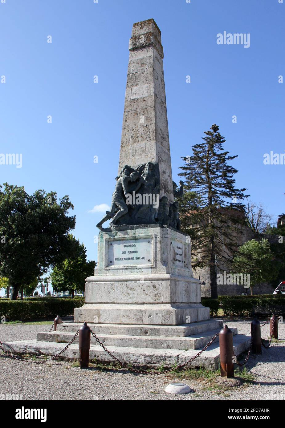 Memoriale di guerra a Piazzale Martiri di Montemaggio, San Gimignano, Provincia di Siena, Italia Foto Stock