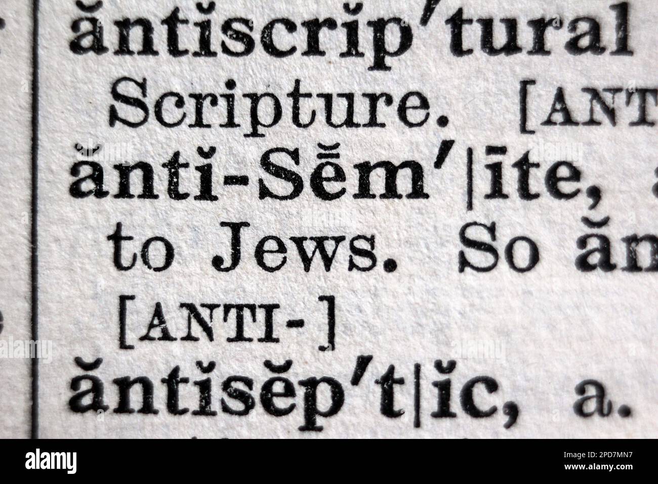 Definizione di parola anti-semite sulla pagina del dizionario, primo piano Foto Stock