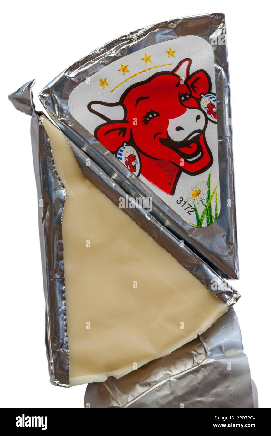 I triangoli di diffusione del formaggio a grasso ridotto Laughing Cow Light si aprono per mostrare il contenuto su sfondo bianco Foto Stock