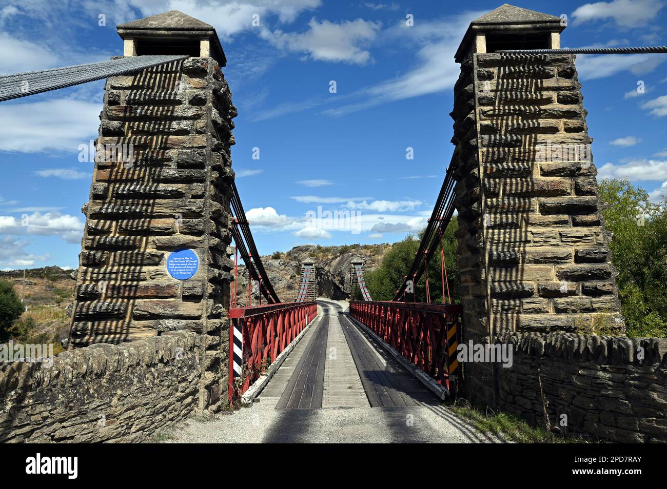 Daniel o'Connell Bridge sul fiume Manuherikia appena fuori dal piccolo insediamento di Ophir nel centro di Otago, Nuova Zelanda. Foto Stock