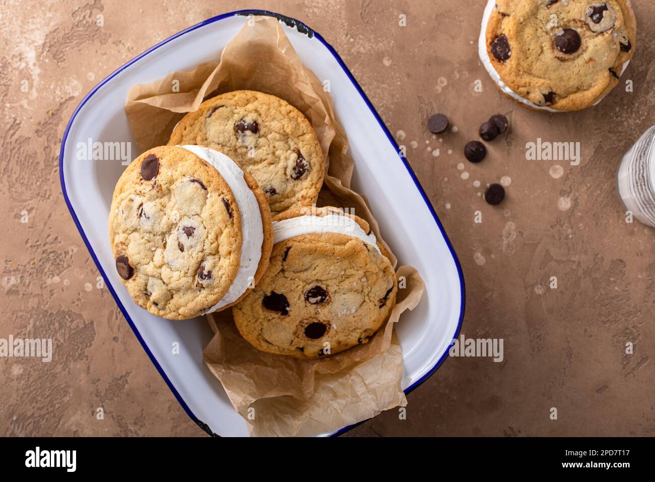 Panini con gelato alla vaniglia e biscotti con scaglie di cioccolato, dolci fatti in casa Foto Stock