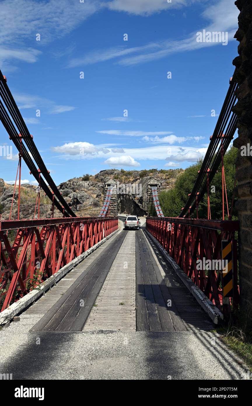 Daniel o'Connell Bridge sul fiume Manuherikia appena fuori dal piccolo insediamento di Ophir nel centro di Otago, Nuova Zelanda. Foto Stock