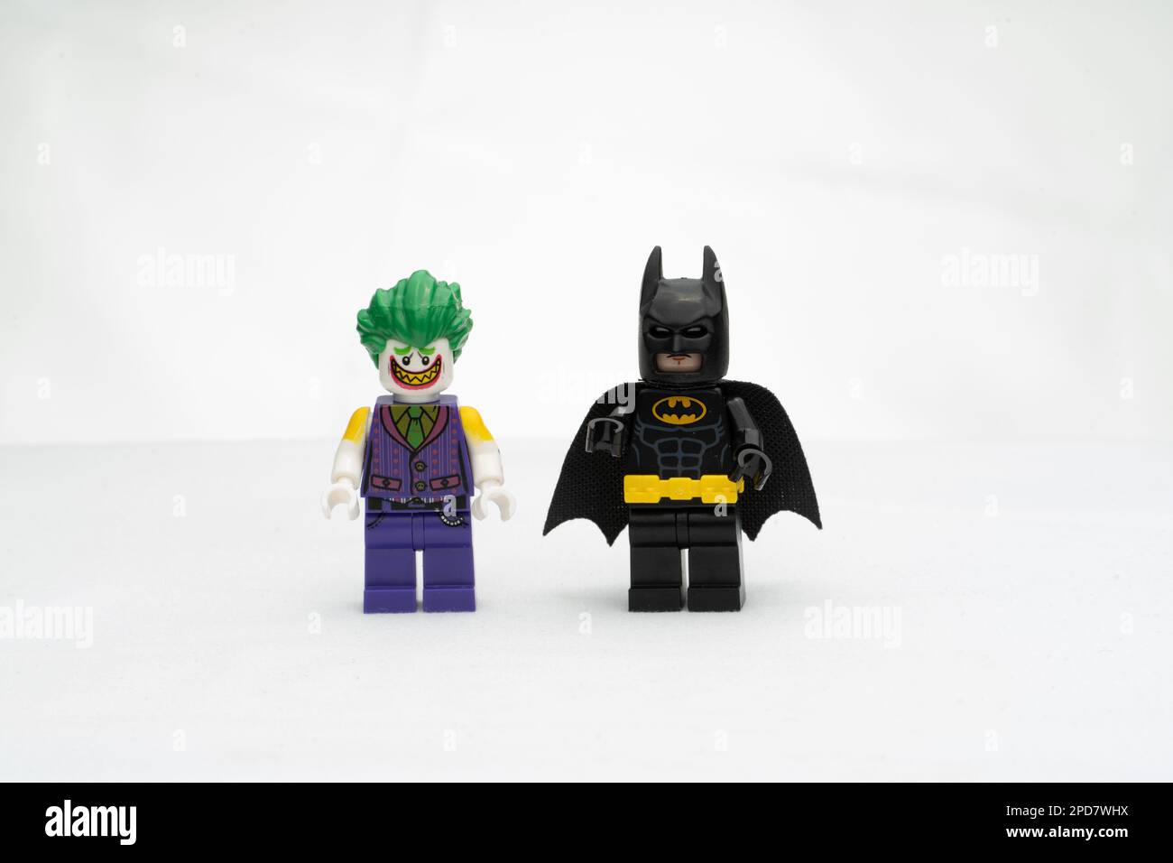Le due minifigure Lego con Joker e batman su sfondo bianco Foto Stock