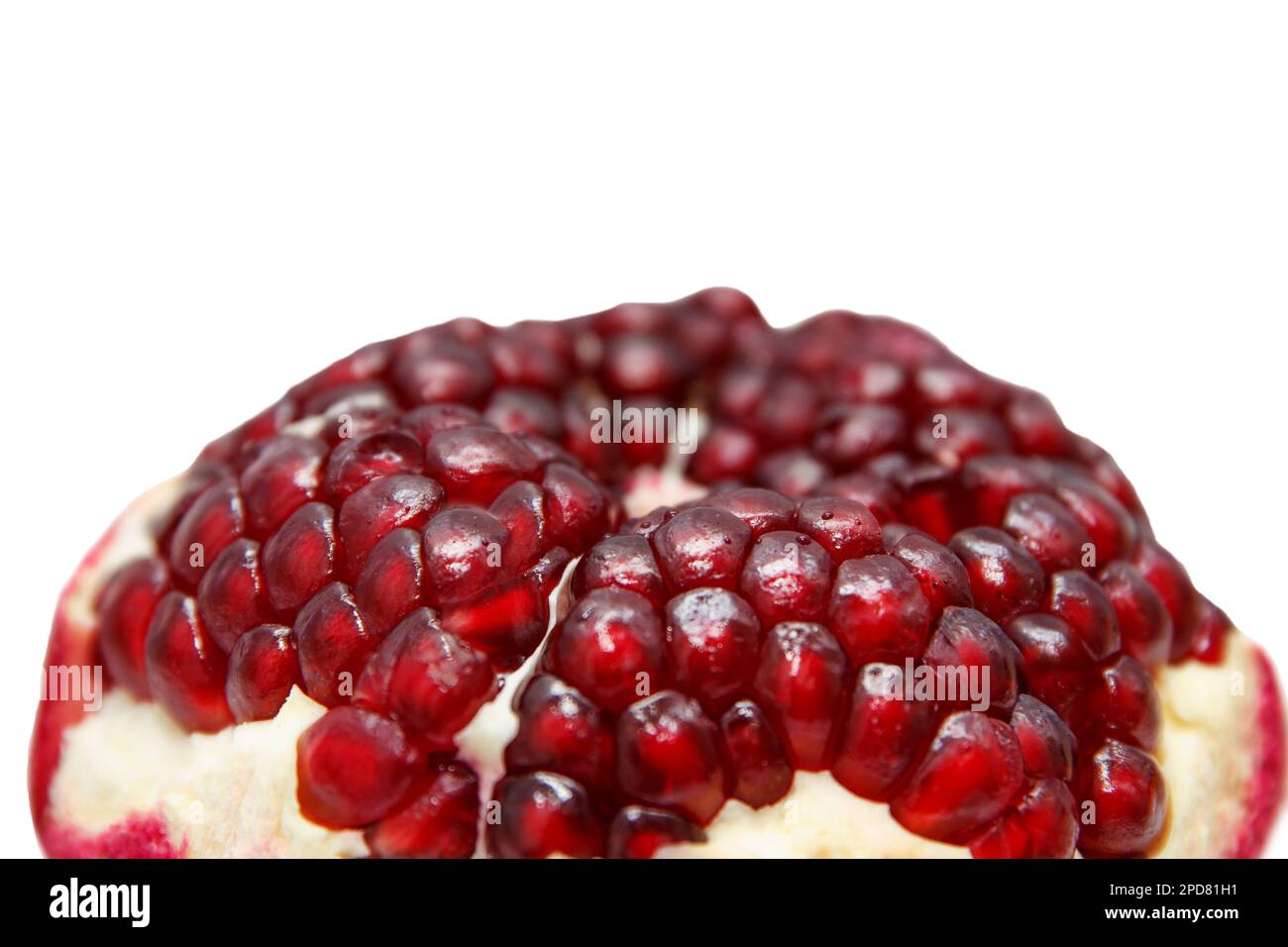 Melograno rosso pelato dolce e maturo. Sezioni e granelli di una granata grande e gustosa su sfondo bianco sono ben visibili Foto Stock