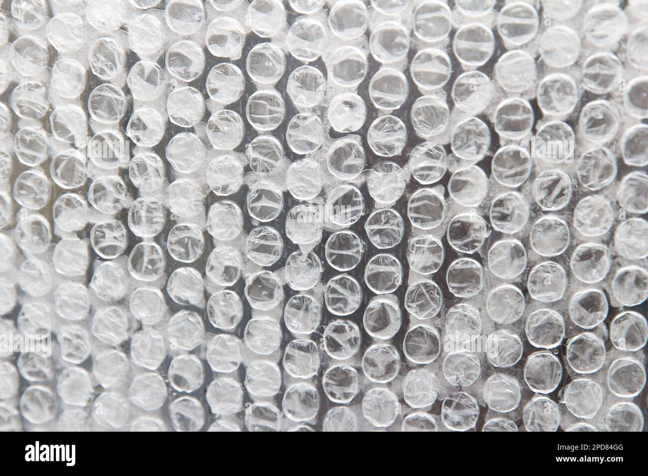 L'involucro a bolle d'aria in cellophane protegge il prodotto da danni e umidità, è un'eccellente protezione durante la consegna delle merci. Sfondo Foto Stock