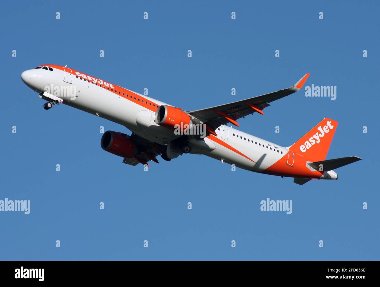 Un Airbus A321Neo di easyjet parte dall'aeroporto Gatwick di Londra Foto Stock