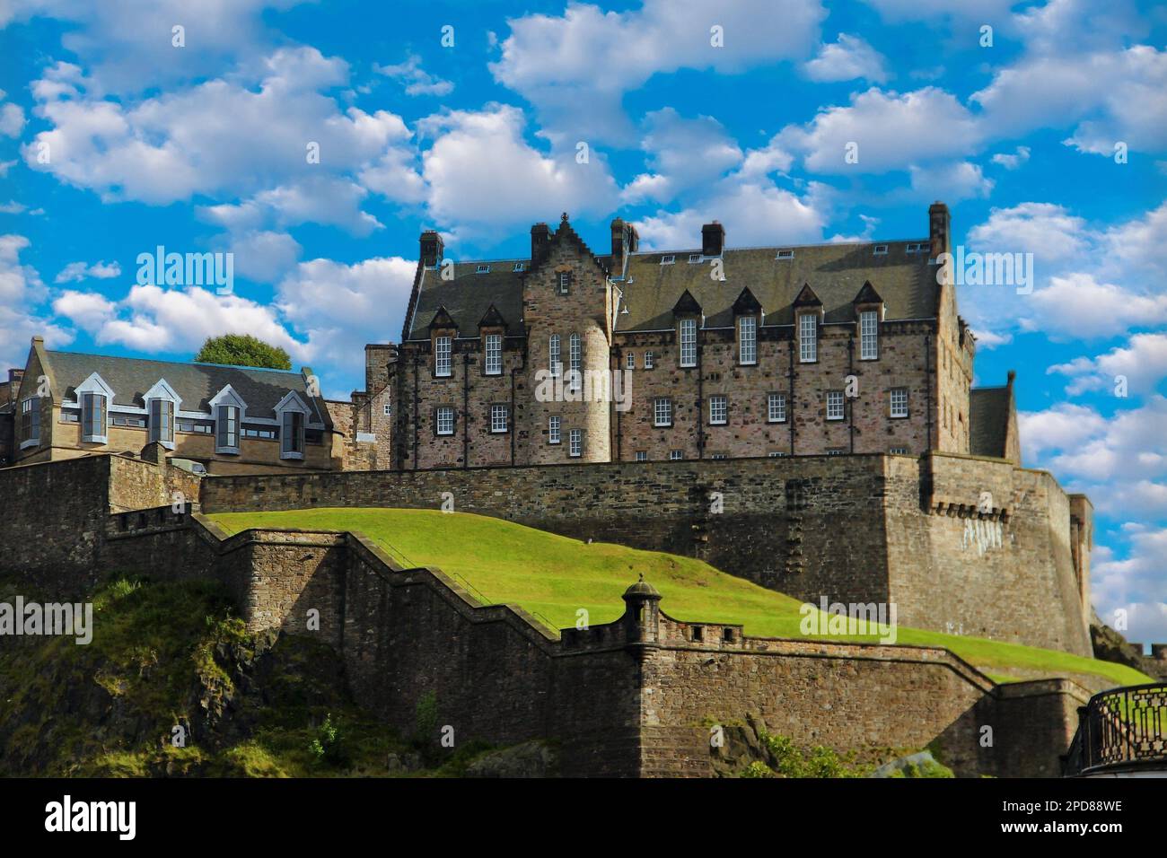 Castello di Edimburgo, dalla sua posizione in cima alla fortezza è uno dei simboli della città Foto Stock