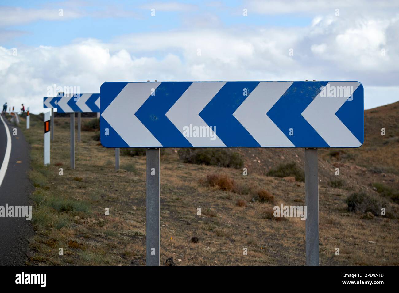 Segnaletica stradale blu e bianca per curve pericolose Lanzarote, Isole Canarie, Spagna Foto Stock