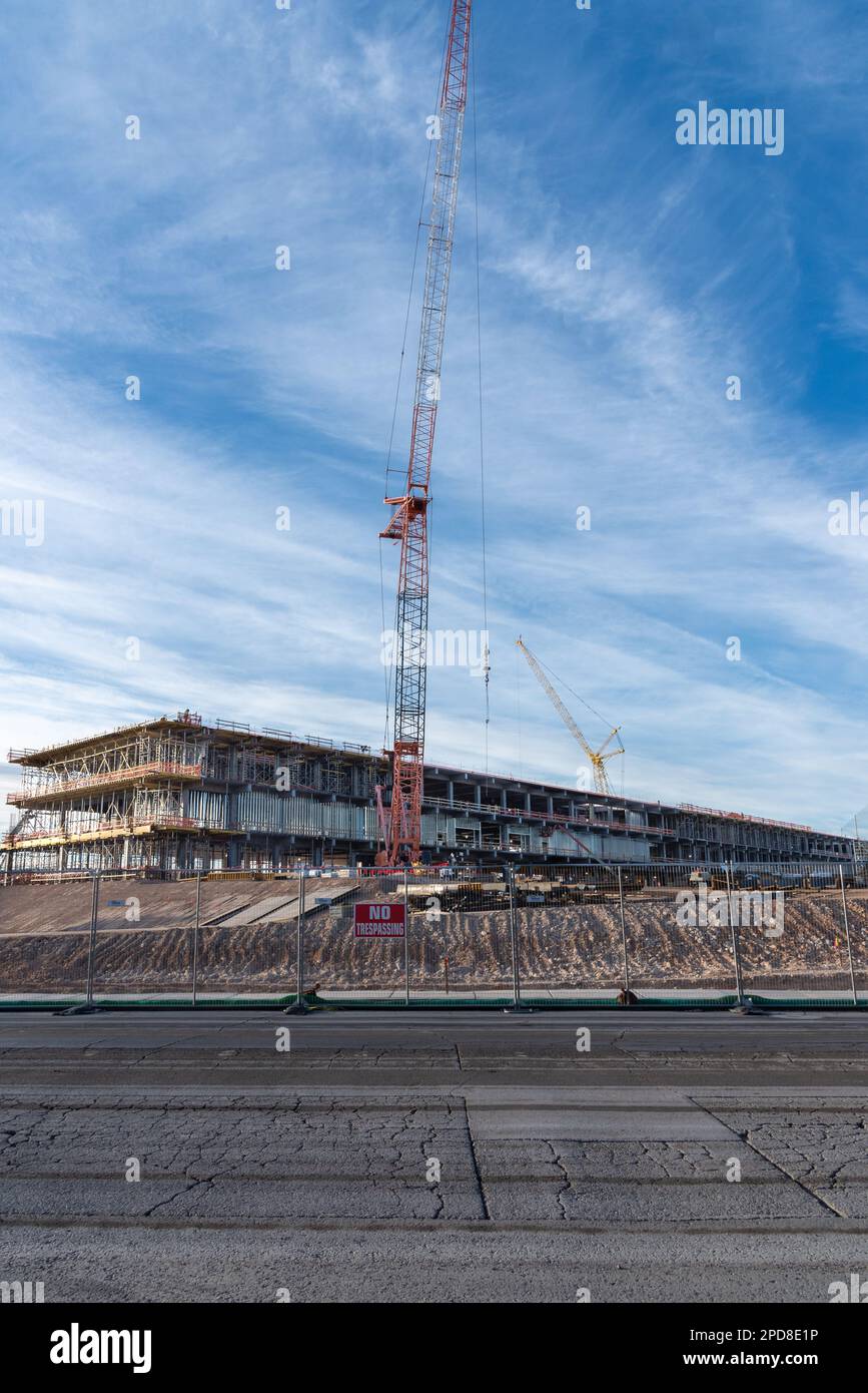 Tribune in costruzione, una gru arancione brillante nella F.g., presso il sito del Gran Premio d'argento di Formula uno Heineken di quest'anno. Foto Stock