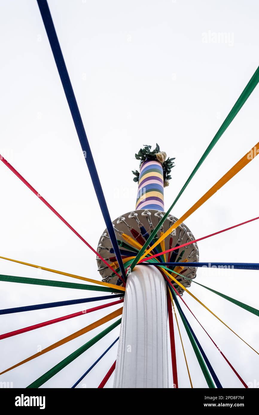 Nastri dai colori vivaci di un tradizionale maypole inglese utilizzato per la danza maypole il giorno di maggio. Foto Stock