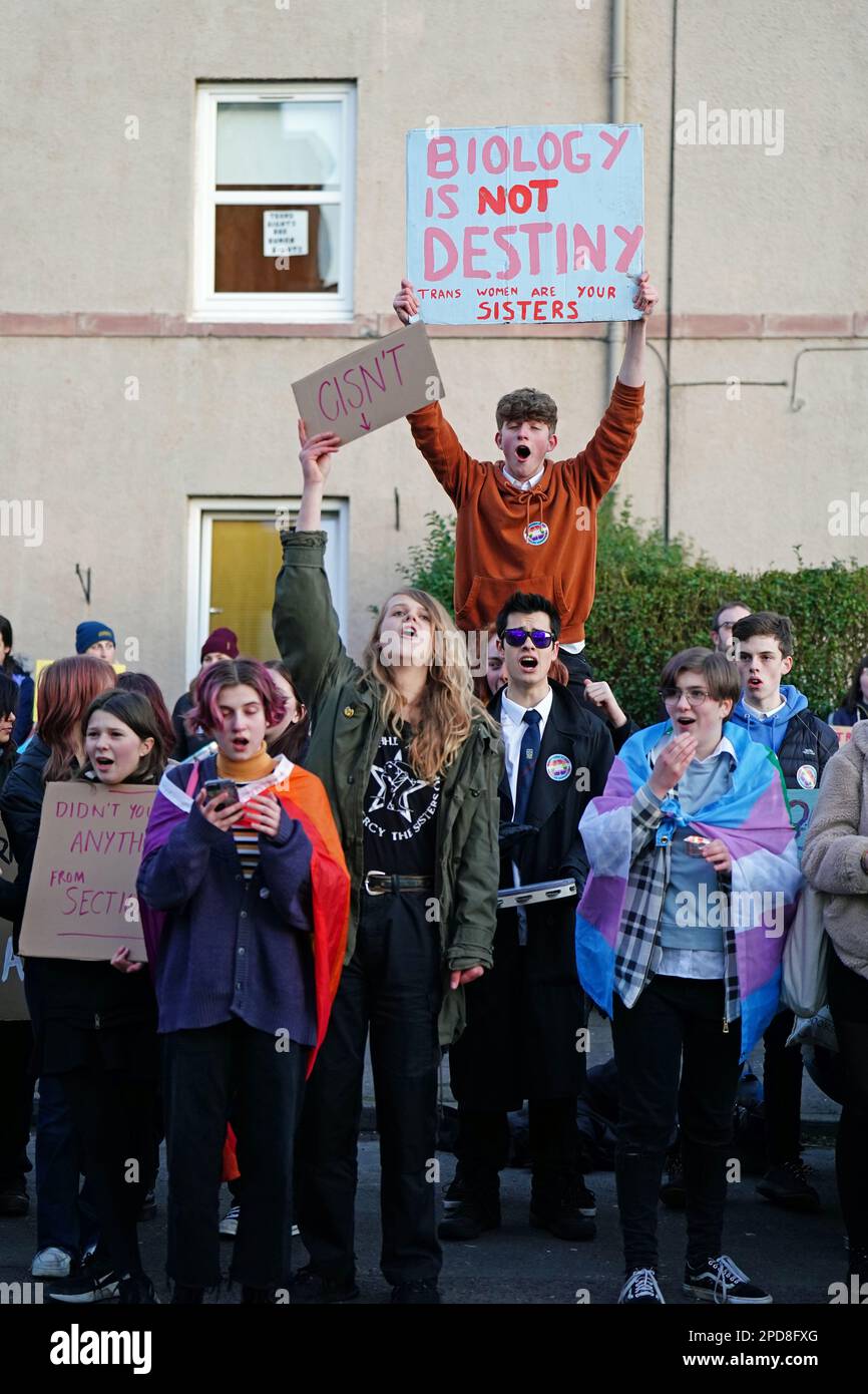 Gli attivisti dei diritti transessuali partecipano a una manifestazione al di fuori della Portobello Library di Edimburgo, dove i genitori partecipano a un incontro, organizzato da adulti interessati che parlano apertamente dell'ideologia dell'identità di genere, per discutere l'ideologia transgender nelle scuole scozzesi. Data immagine: Martedì 14 marzo 2023. Foto Stock