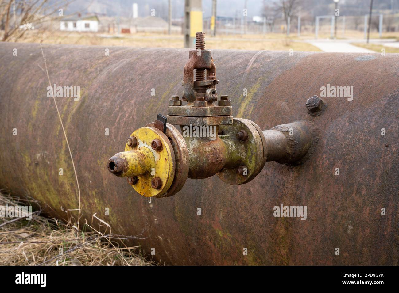 Un metro d'annata collegato a un tubo metallico a terra Foto Stock