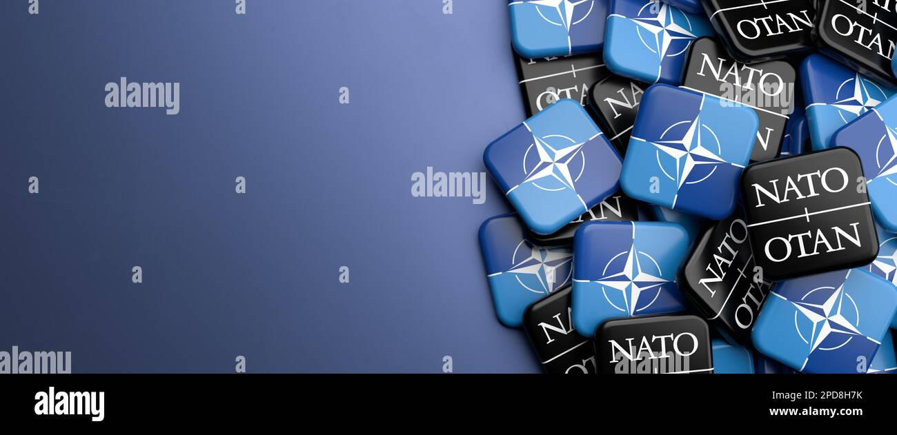 Loghi della NATO Organizzazione del Trattato Nord Atlantico un'alleanza militare su un mucchio su un tavolo. Spazio di copia. Formato banner Web. Foto Stock