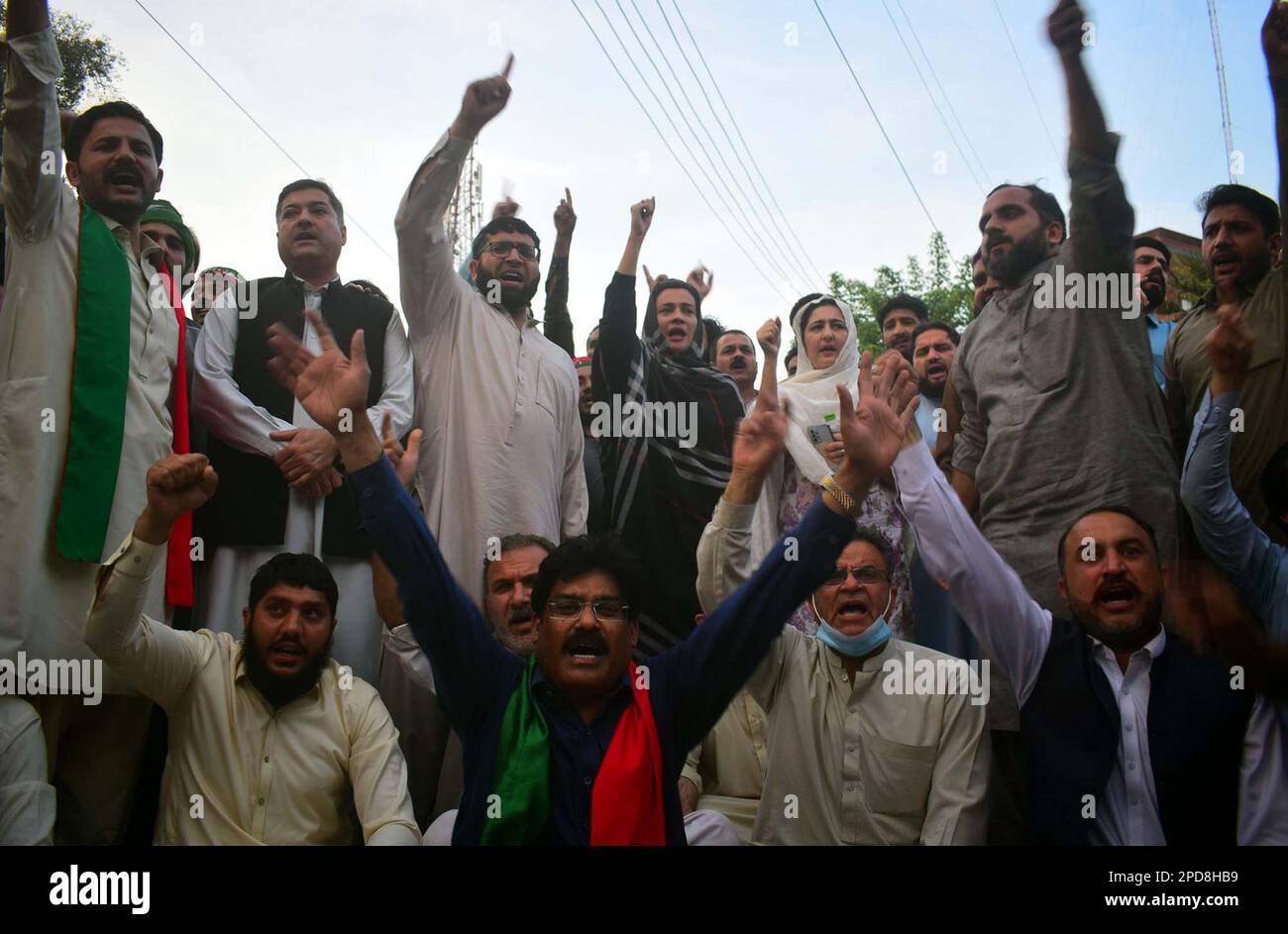 Lahore, a Peshawar, 14 marzo 2023. Gli attivisti di Tehreek-e-INSAF (PTI) stanno organizzando una manifestazione di protesta contro il possibile arresto del presidente della PTI, Imran Khan, a Lahore, presso il club stampa di Peshawar martedì 14 marzo 2023. Foto Stock