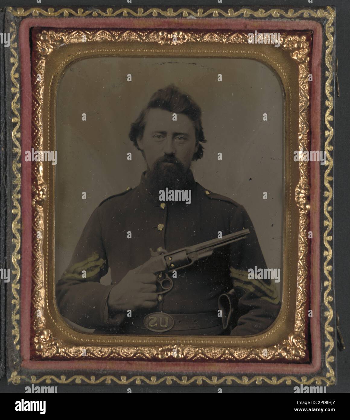 Soldato non identificato in uniforme del sergente dell'Unione e fibbia della cintura degli Stati Uniti con revolver Savage. Liljenquist Family Collection of Civil War Photographs , pubblicato in: An introduction to Civil War Small Arms / Earl J Coates; Thomas S Dean. Gettysburg, Pa. : Thomas Publications, 1990, pag. 62, NewsetLilj02, pp/liljunion. Stati Uniti, Esercito, persone, 1860-1870, soldati, Unione, 1860-1870, uniformi militari, Unione, 1860-1870, Pistole, 1860-1870, Stati Uniti, Storia, Guerra civile, 1861-1865, personale militare, Unione. Foto Stock