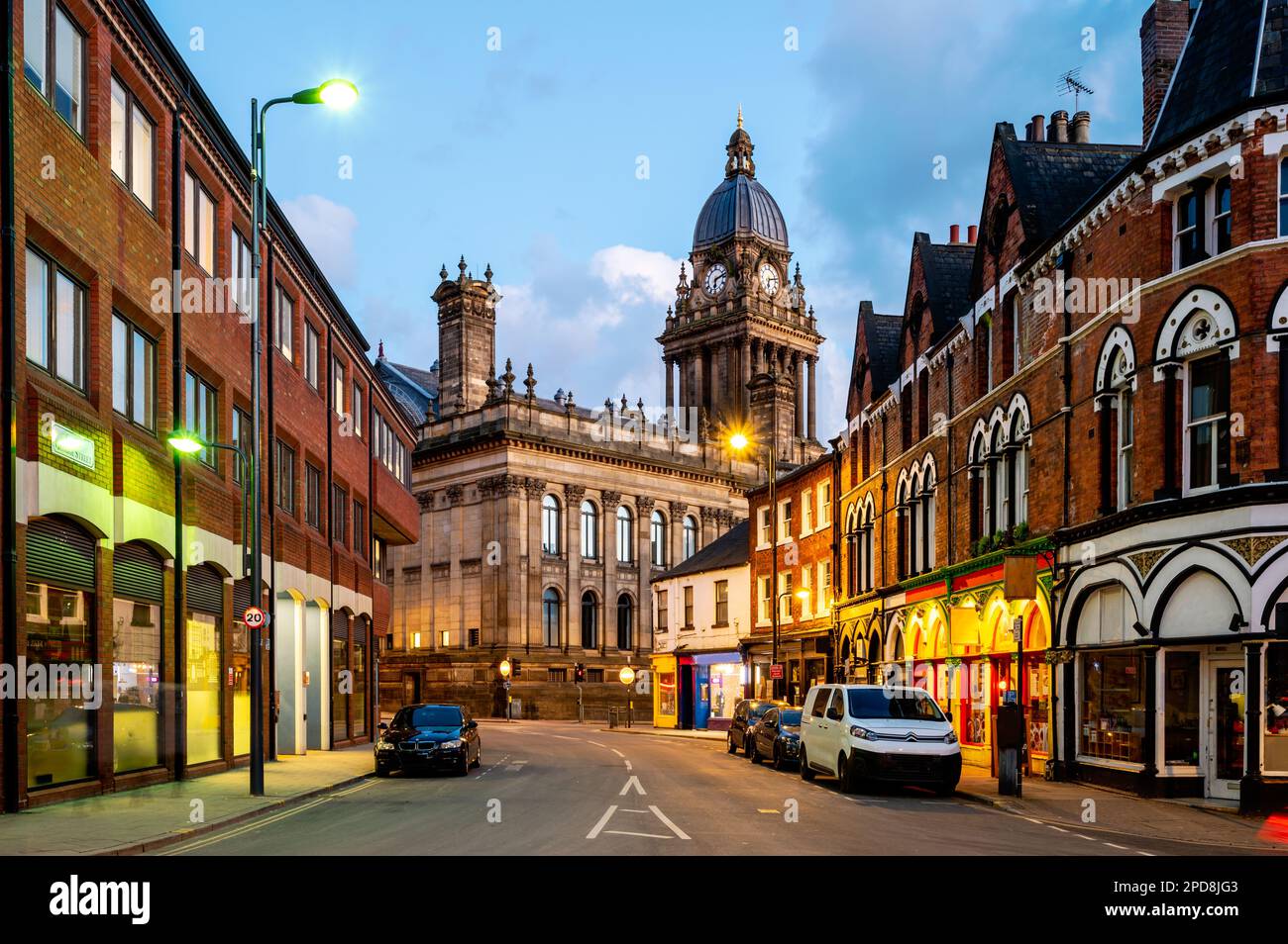 Il municipio di Leeds è visto da George Street , Leeds, Regno Unito Foto Stock