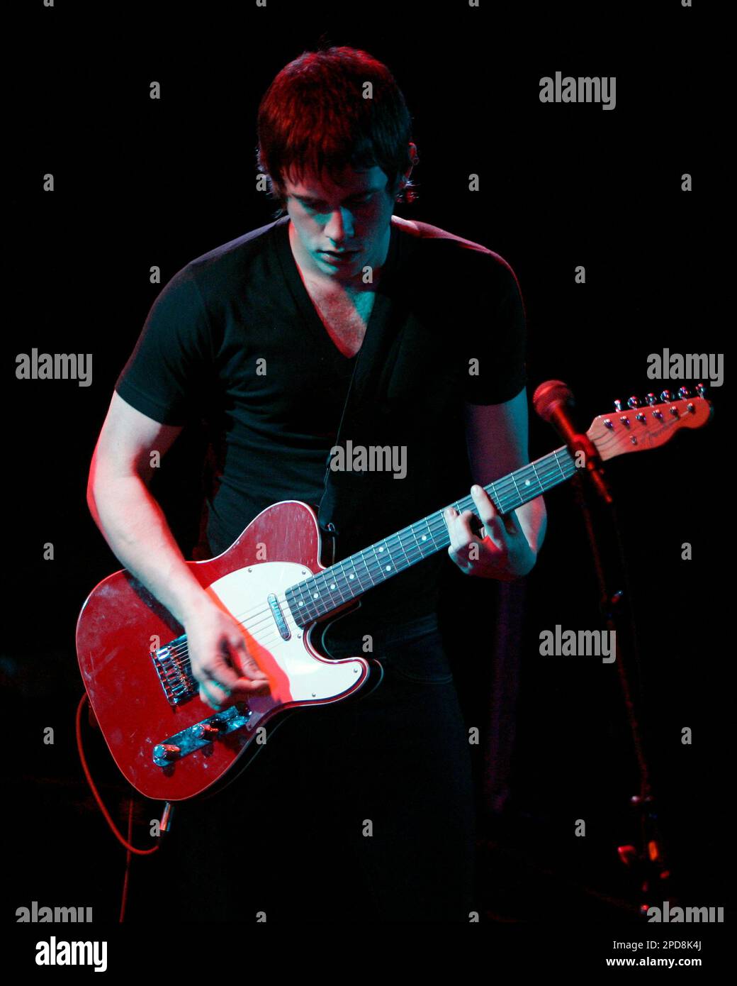 Guitarist Jamie Cook of the British based band Arctic Monkeys performs before a sold out Paradise Rock Club in Boston, Thursday, March 23, 2006. (AP Photo/Robert E. Klein) Foto Stock