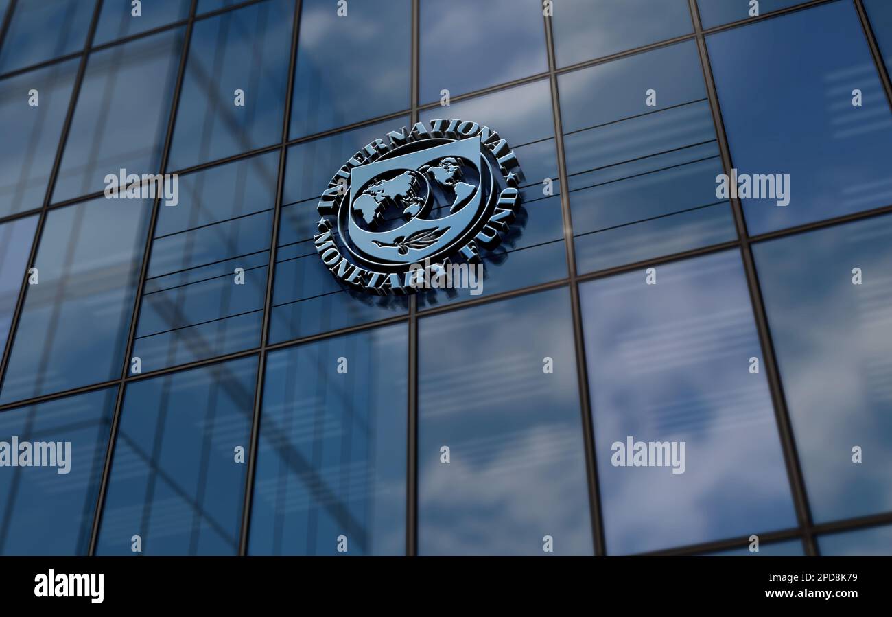 Washington, D.C., USA, 10 marzo 2023: Concetto di costruzione del vetro della sede centrale del Fondo monetario Internazionale. Simbolo dell'agenzia finanziaria delle Nazioni Unite del FMI Foto Stock
