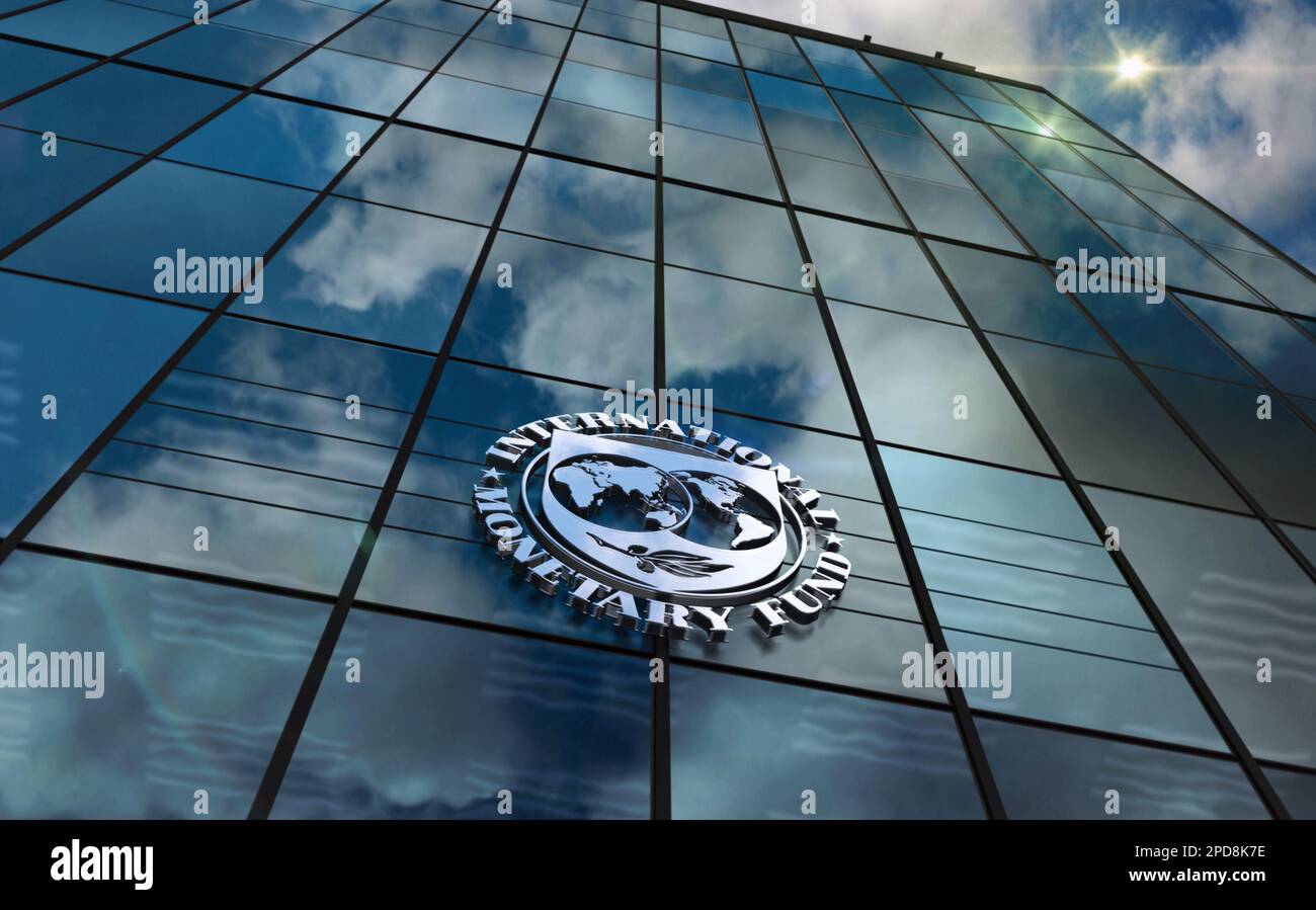 Washington, D.C., USA, 10 marzo 2023: Concetto di costruzione del vetro della sede centrale del Fondo monetario Internazionale. Simbolo dell'agenzia finanziaria delle Nazioni Unite del FMI Foto Stock