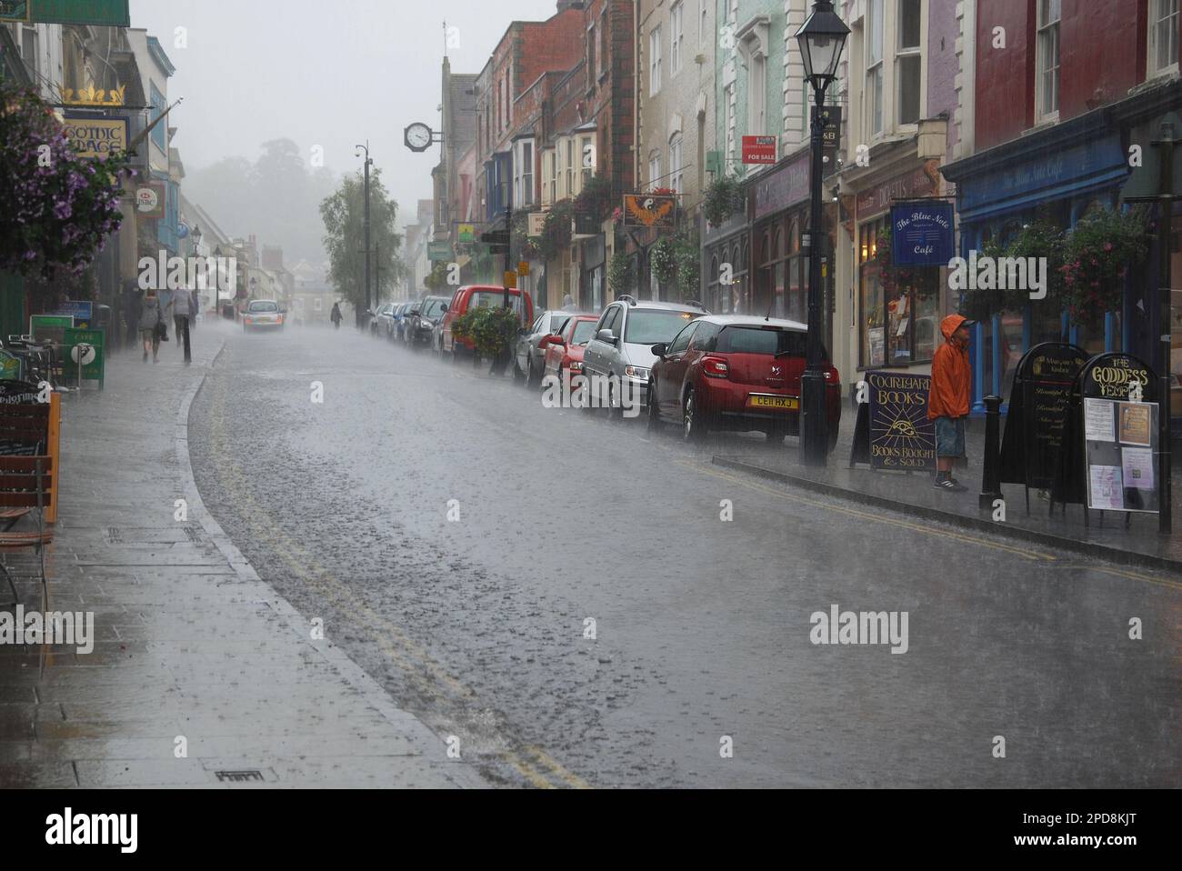 Glastonbury High Street in the Rain, Somerset, Regno Unito Foto Stock