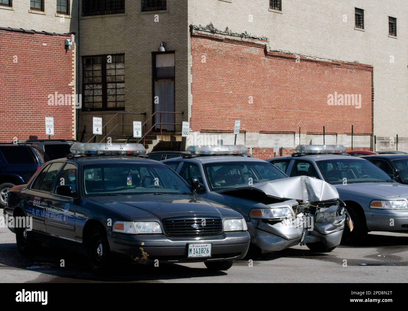 ** ADVANCE FOR SUNDAY, MARCH 26 ** A smashed East St. Louis police car, center, sits in the lot of the boarded-up police station Wednesday, March 22, 2006, in East St. Louis, Ill. The evidence locker in the old police station has suffered a rash of lost or stolen evidence. (AP Photo/Tom Gannam) Foto Stock