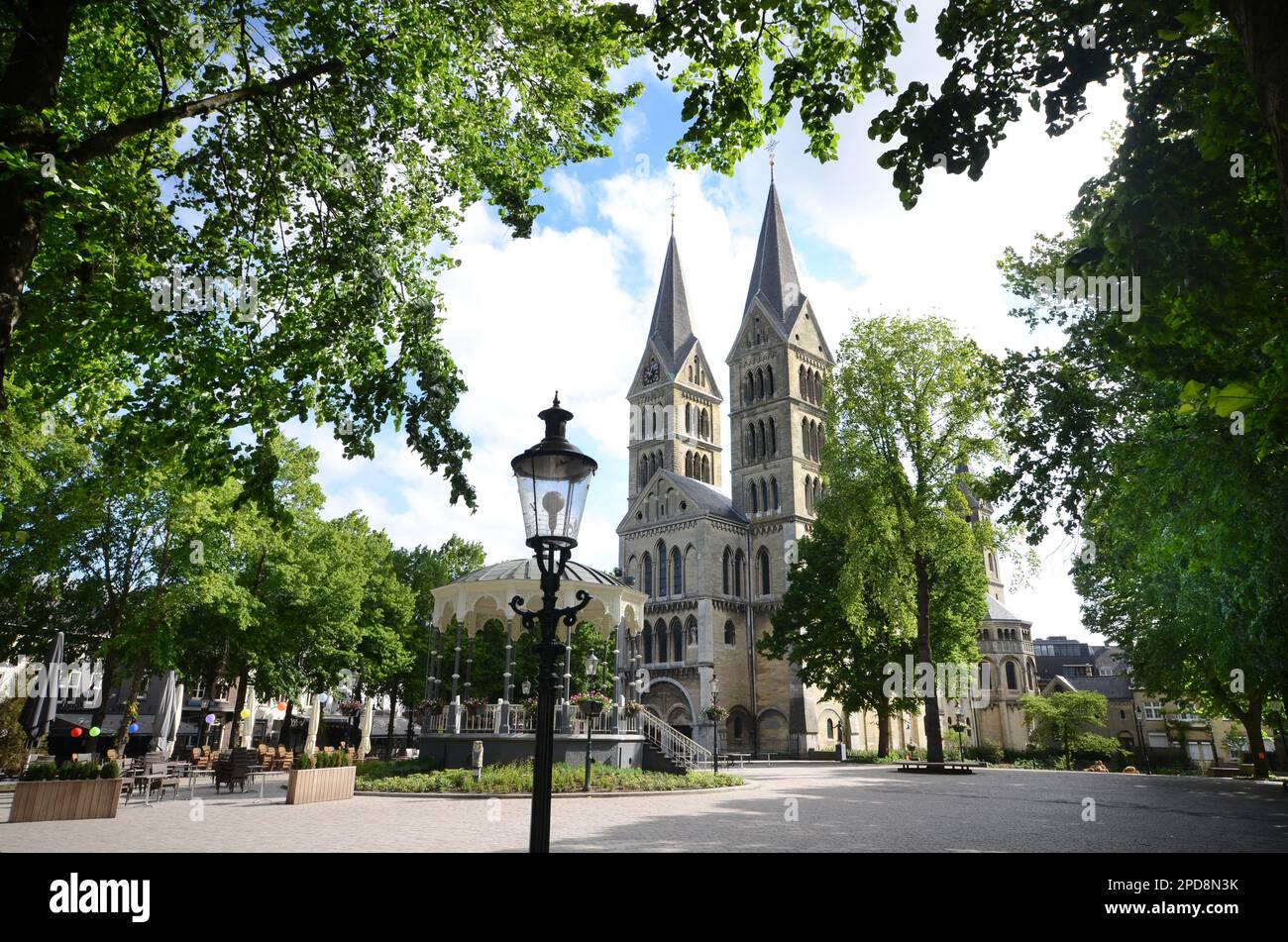 Munsterplein con Munsterkerk progettato dall'architetto Cuypers, Roermond Limburg Paesi Bassi Foto Stock