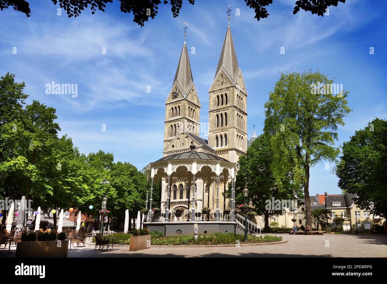 Munsterplein con Munsterkerk progettato dall'architetto Cuypers, Roermond Limburg Paesi Bassi Foto Stock