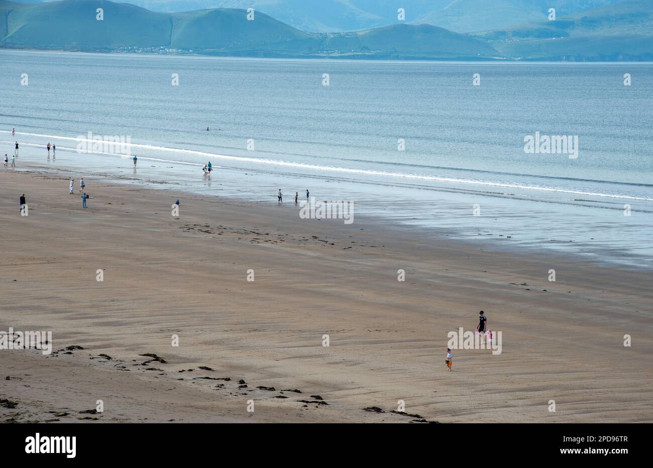 Persone che si rilassano e nuotano a inch spiaggia di sabbia, penisola di dingle, irlanda Foto Stock