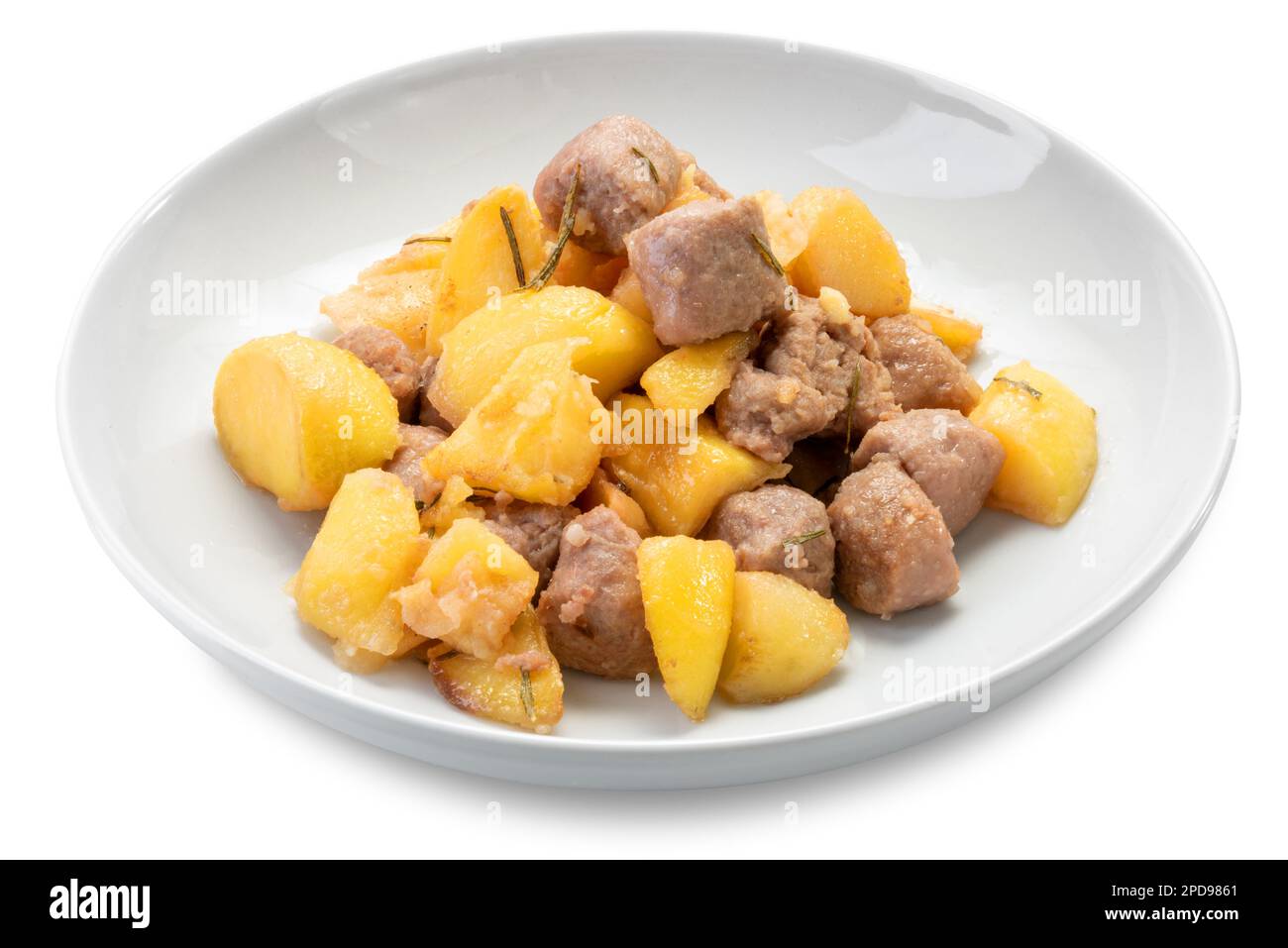 Stufato di carne con patate al forno in piatto bianco isolato su bianco con percorso di ritaglio incluso Foto Stock