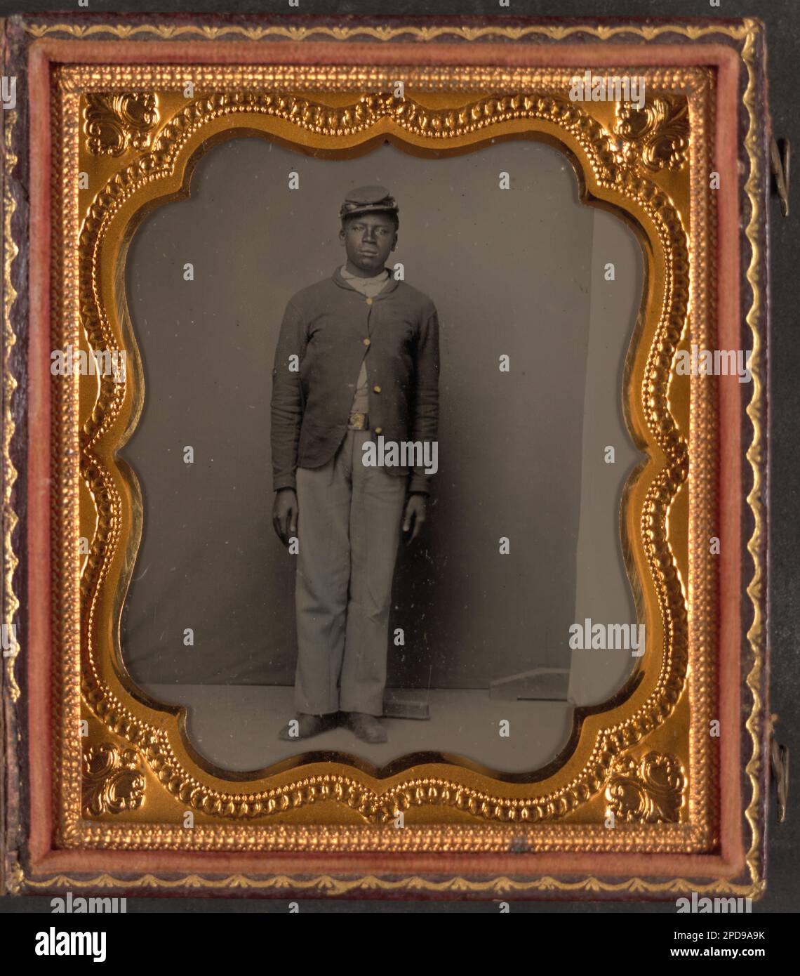 Soldato afro-americano non identificato in uniforme dell'Unione. Liljenquist Famiglia Collezione di fotografie della Guerra civile , FAmbrotype / Tintype fotografia serie di archiviazione , pp/liljunion. Stati Uniti, esercito, persone, 1860-1870, afroamericani, Servizio militare, 1860-1870, soldati, Unione, 1860-1870, Uniformi militari, Unione, 1860-1870, bandiere, americano, 1860-1870, Stati Uniti, Storia, Guerra civile, 1861-1865, Personale militare, Unione. Foto Stock