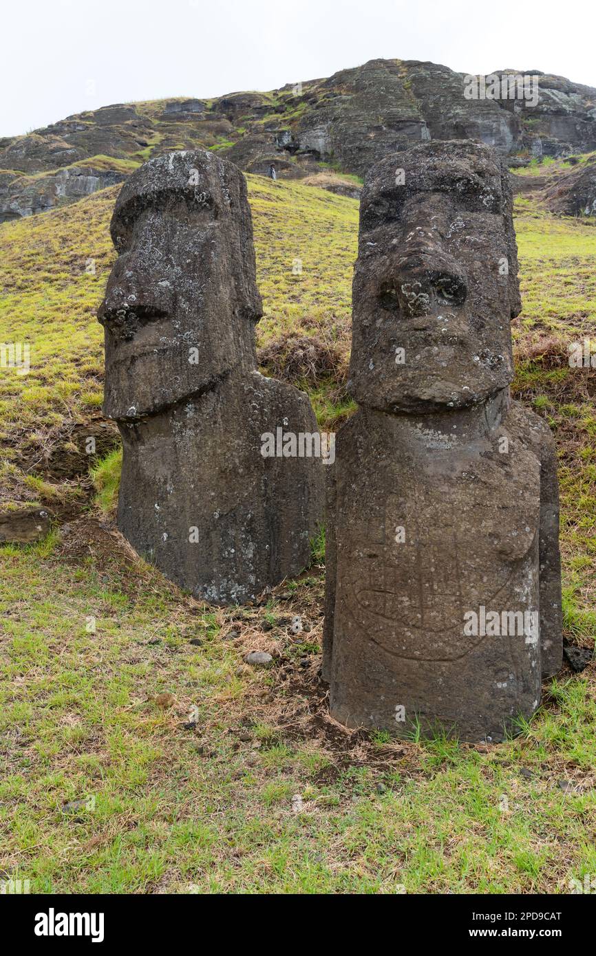 La statua di Moai Ko Kona He Roa (a destra) presenta una scultura di una nave europea sul fronte a Rano Raraku sull'Isola di Pasqua (Rapa Nui), Cile. Foto Stock