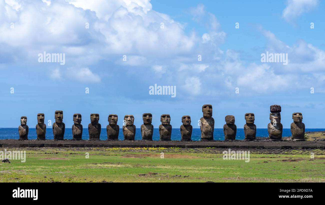 15 statue di moai rivolte verso l'interno a AHU Tongariki nel Parco Nazionale di Rapa Nui sull'Isola di Pasqua (Rapa Nui), Cile. Foto Stock